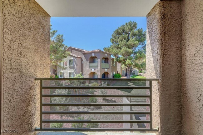 Building Photo - 2121 Blue Breeze Dr