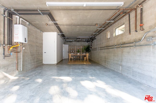 Building Photo - 8870 Wonderland Ave