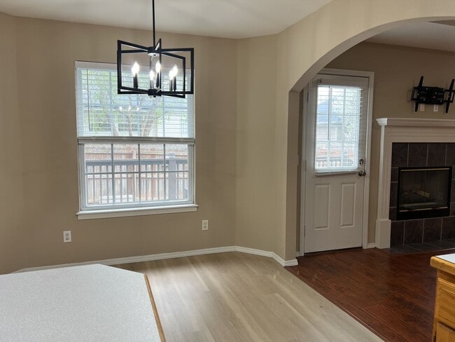 Building Photo - AVAILABLE NOW! Nixa 3 Bedroom, 2 Bathroom