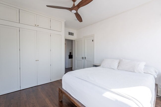 Building Photo - Rare 2 Bed 2 Bath Remolded Home in FQ Hist...