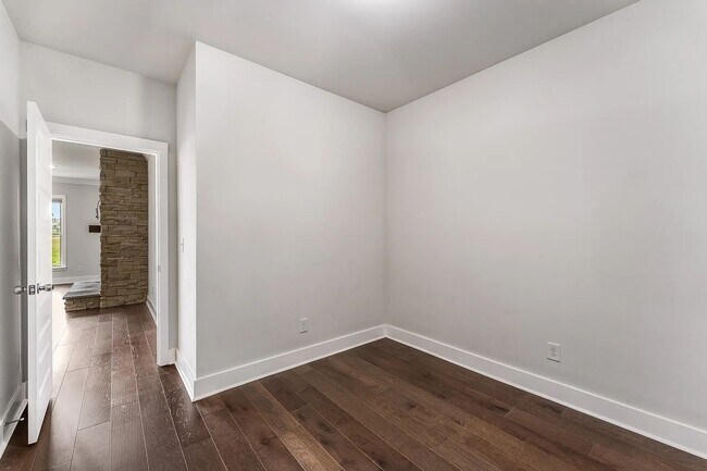 Building Photo - Exquisite Executive Home in the Heart of S...