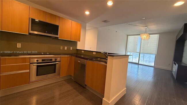 Building Photo - 1060 Brickell Ave