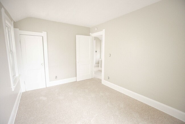 Building Photo - Cute three bedroom home in East Toledo!