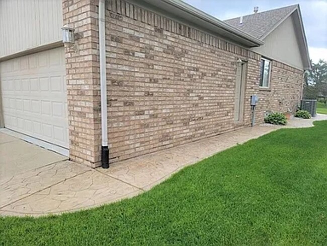 Building Photo - Super clean, spacious, all brick ranch in ...