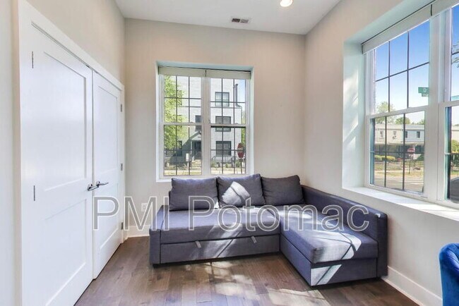 Building Photo - 1839 D St NE