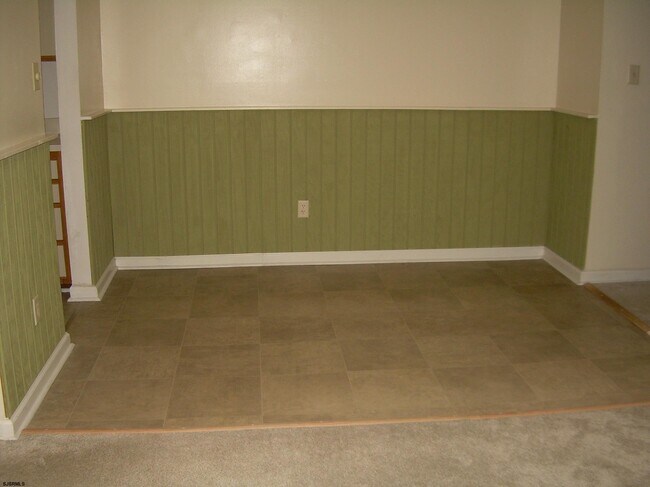 Building Photo - 303 Meadowbrook Dr