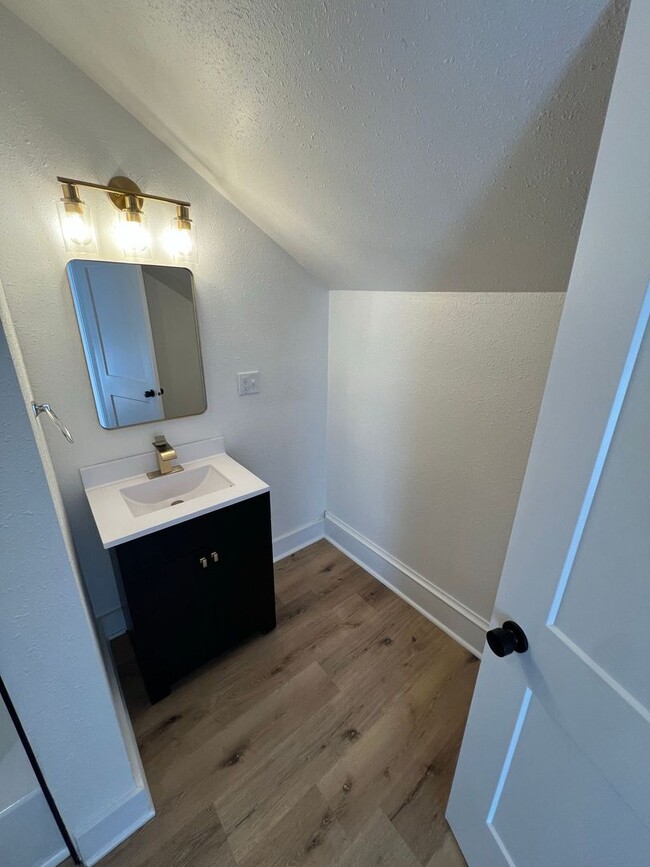 Building Photo - Brand new fully renovated 5 Bedroom Single...