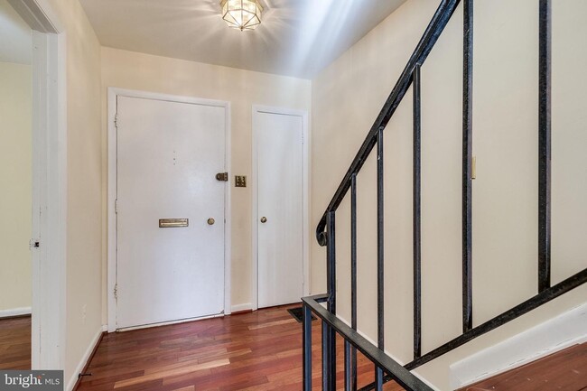 Building Photo - 5122 Cliffhaven Dr