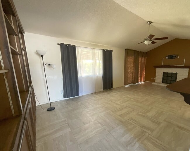 Building Photo - Charming Clovis 3/2 Home with New Solar Sy...