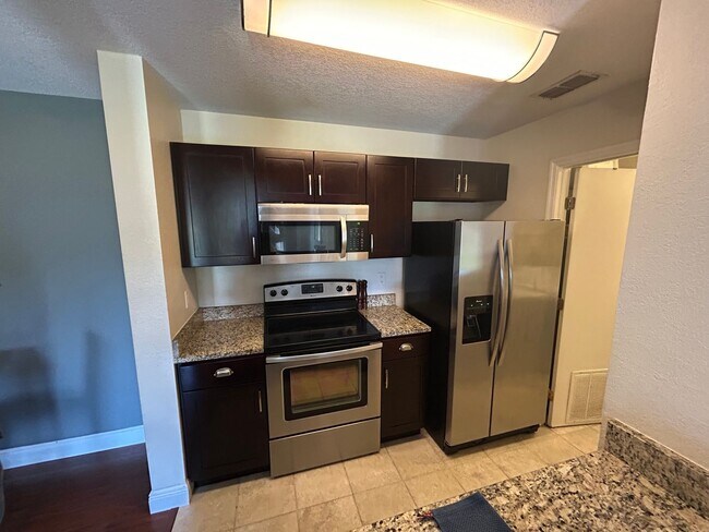 Building Photo - 2/2 Windsor Park Condo