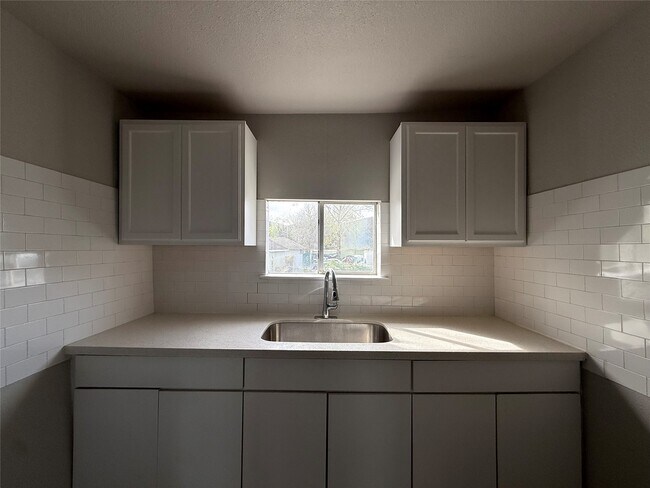 Building Photo - 7314 Navigation Blvd