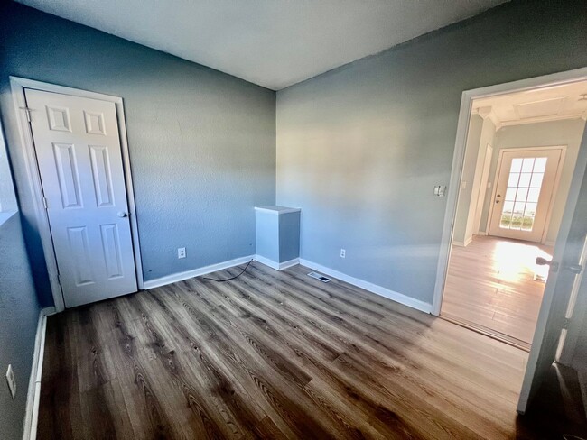 Building Photo - CHESAPEAKE - CUTE RENOVATED 3 BEDROOM COTTAGE