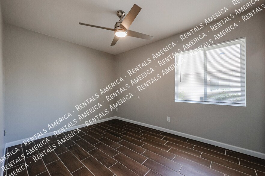 Building Photo - 3333 S Parkside Dr