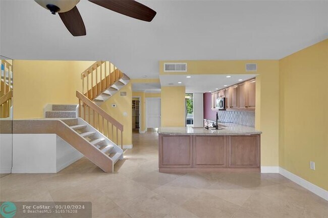 Building Photo - 1100 SE 5th Ct