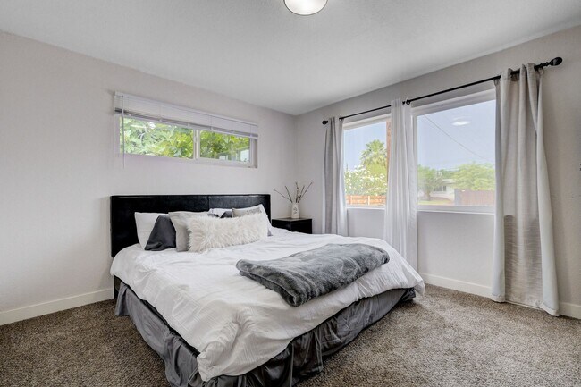 Building Photo - Fully Furnished or Unfurnished 3 BR / NO HOA