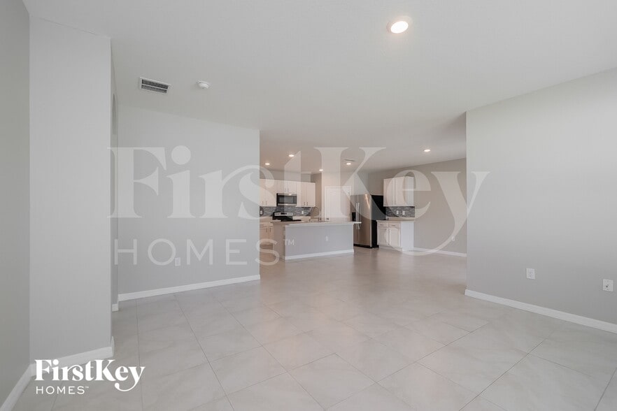 Building Photo - 709 Kindred Ln