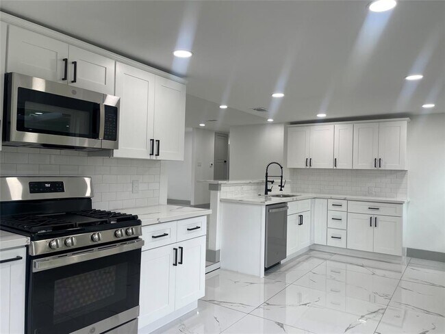 Building Photo - 7005 Kopman Dr