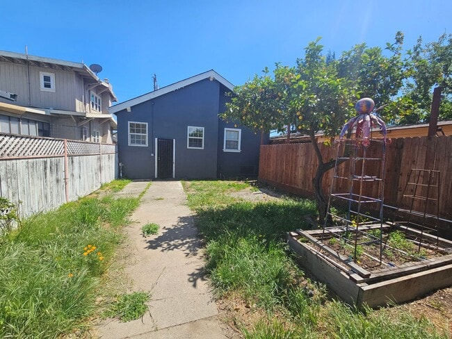 Building Photo - San Leandro Home w/ In-Law Unit: Perfect f...