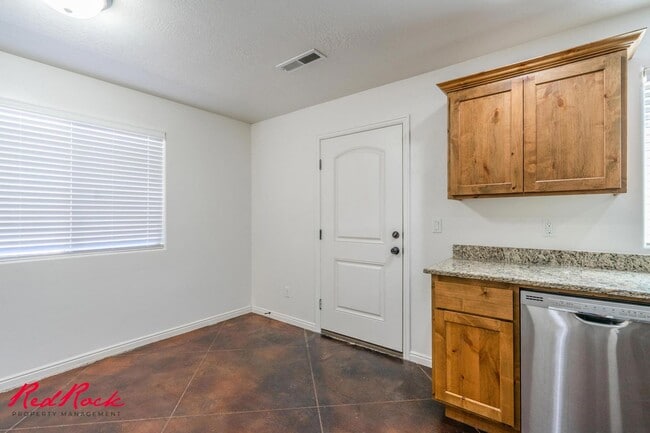 Building Photo - DOG-FRIENDLY 3 Bedroom Townhome with INTERNET INCLUDED!