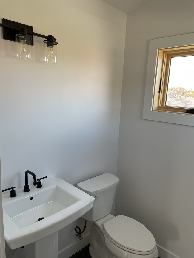 3038 Beech St - 1st Floor Ensuite Bathroom - 1505 Fern Street