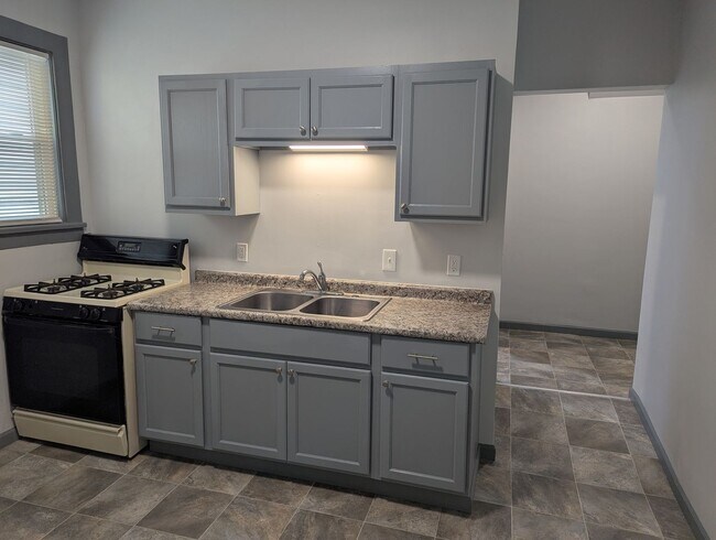 Building Photo - 473 Walnut St