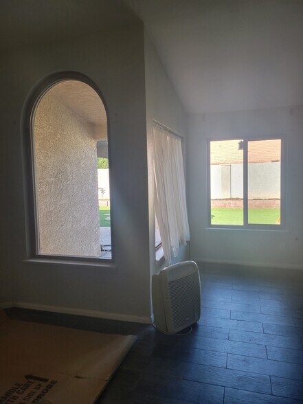 breezeway from living room to kitchen - 3114 E Oquendo Rd