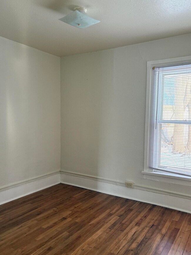 Building Photo - 209 Oak St