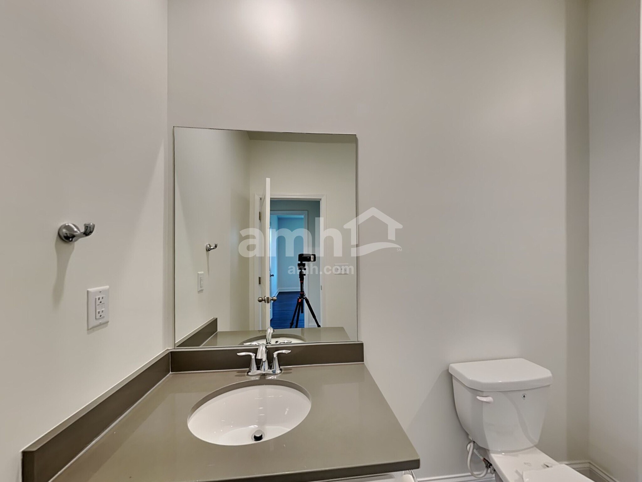 Building Photo - 1802 Windsor Park Ave