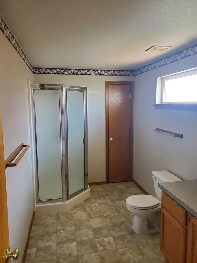 Building Photo - **PENDING APP**Beautiful 3 Bed 2.5 Bath in...