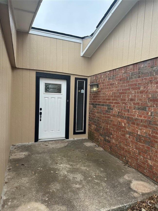 Building Photo - 1318 Alviola Ave