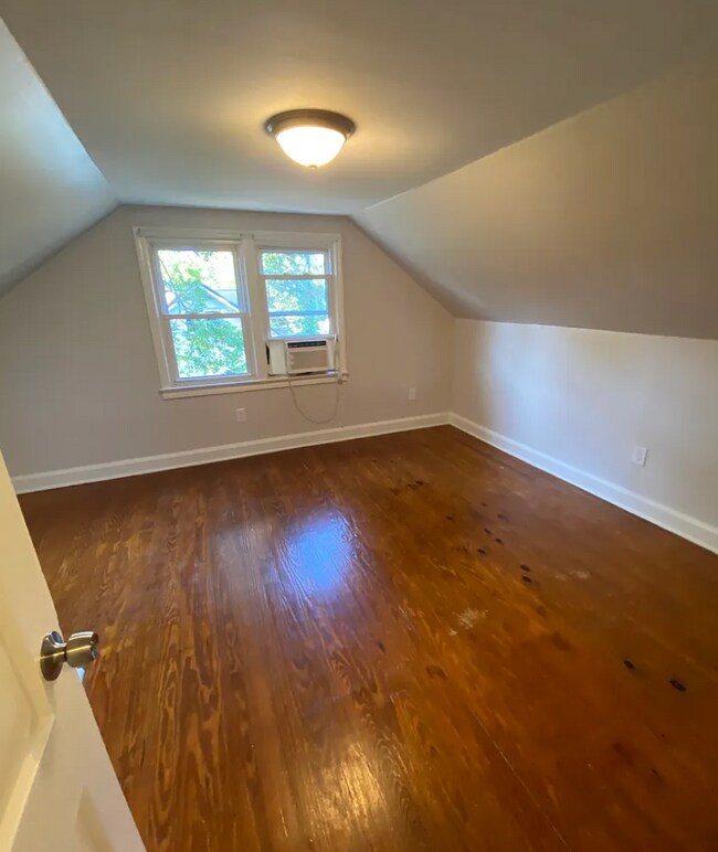 Building Photo - Renovated 3/1 Available Near Downtown Greenville!