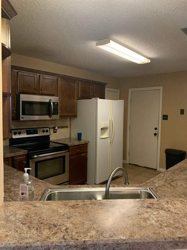 Building Photo - Spacious 3 bdrm 2 bath close to Ft. Hood &...