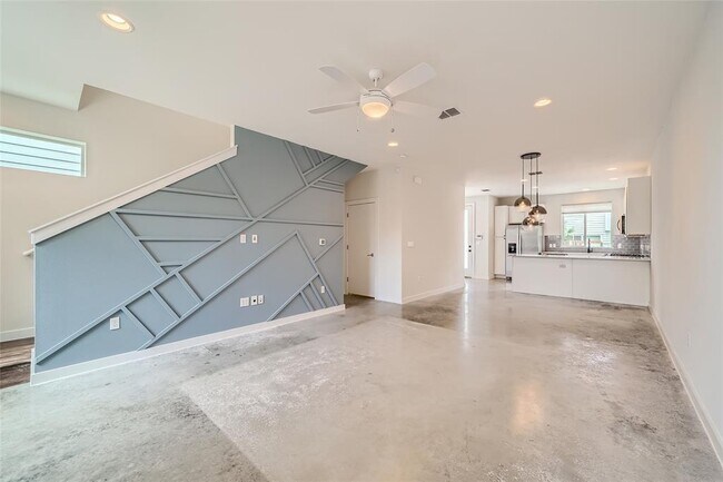 Building Photo - 801 N Bluff Dr