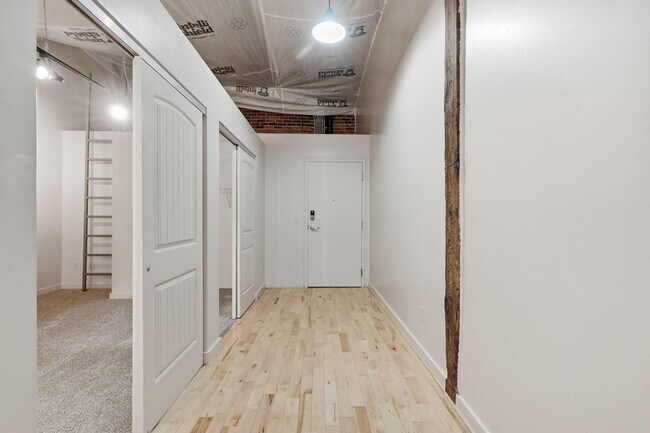 Building Photo - 585 S Upper St