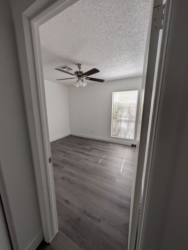 Building Photo - Sharp 3 Bedroom Home w/Pool in Glendale