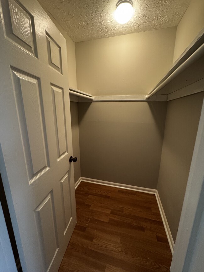 Building Photo - 8566 Creekwood Way