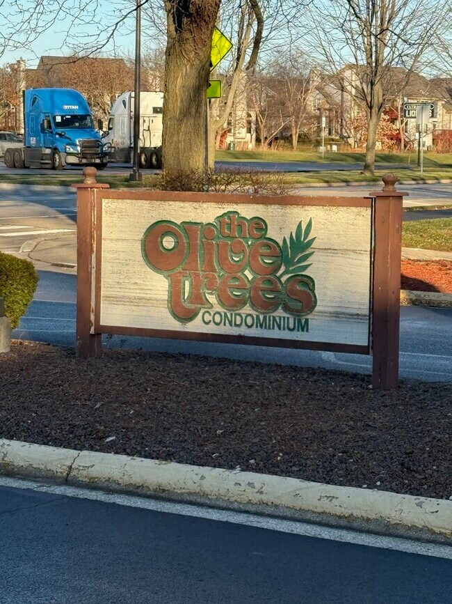 Building Photo - 138 E Bailey Rd