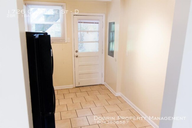 Building Photo - Gated 2BD APTS: RENOVATED - Courtyard w/ F...