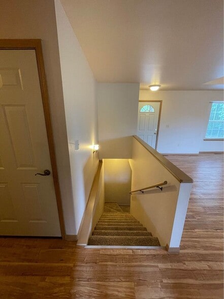 Building Photo - 12 Valley View Dr E