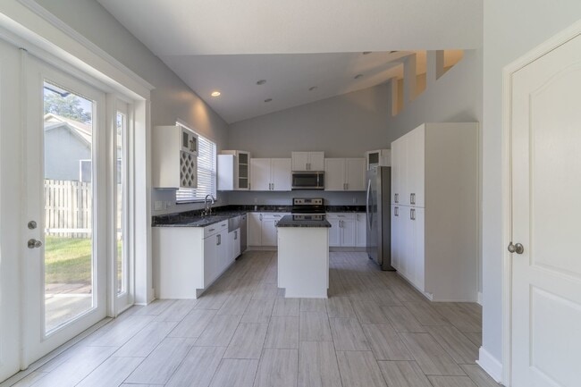 Building Photo - Beautiful 4/2 home Located on a tree lined street in the gate of country club community of the Hu...