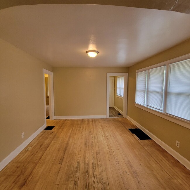 Building Photo - 3 Bedroom Westside Home