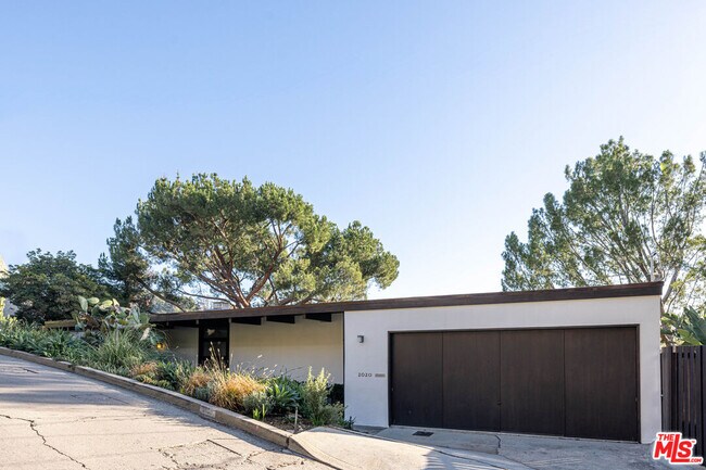 Building Photo - 2020 Mayview Dr