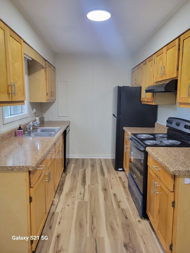 Building Photo - 214 Lakeshire Dr