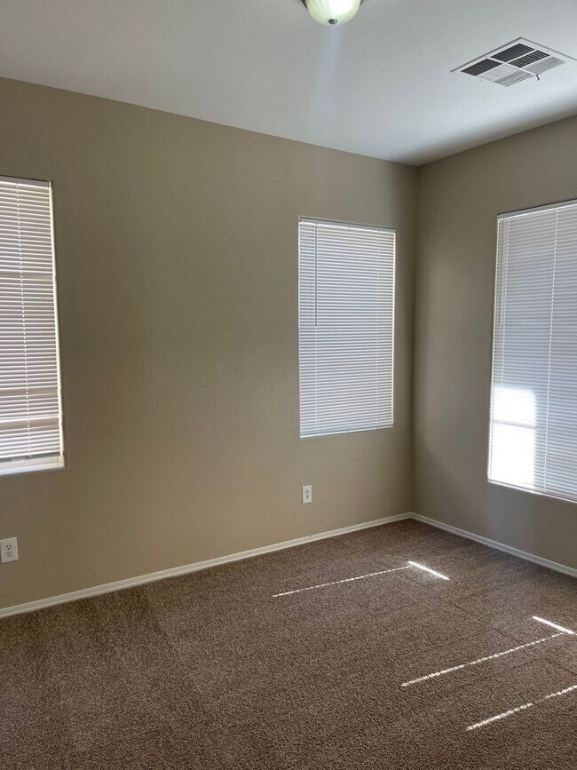 Building Photo - 4348 Santa Clarita Ave