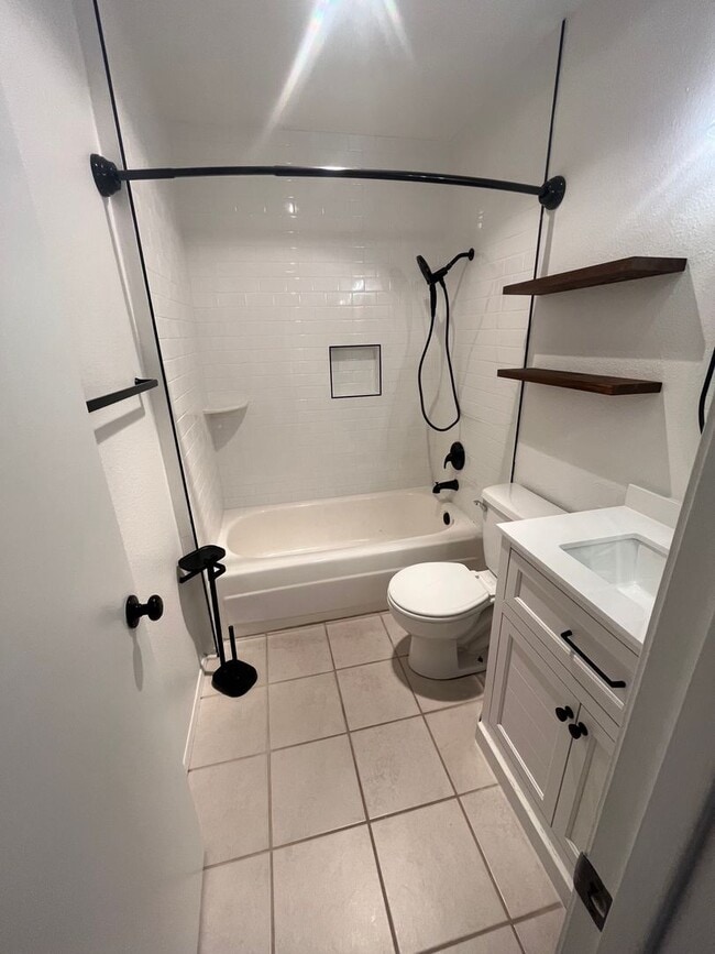 Building Photo - Upgraded Studio in Heart of San Diego - MOVE IN SPECIAL!