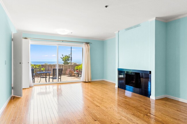 Building Photo - Alameda Waterfront Living: 2 Bed Condo wit...