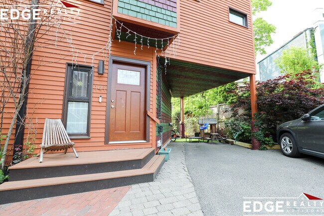 Building Photo - 133 Elm St