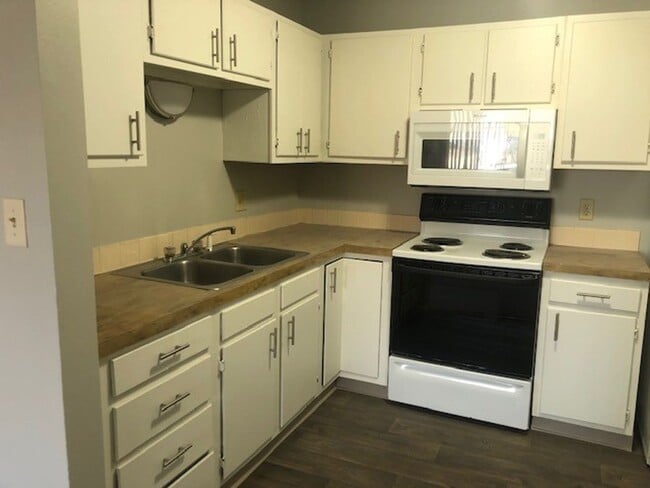 Interior Photo - 608 NE 4th Street
