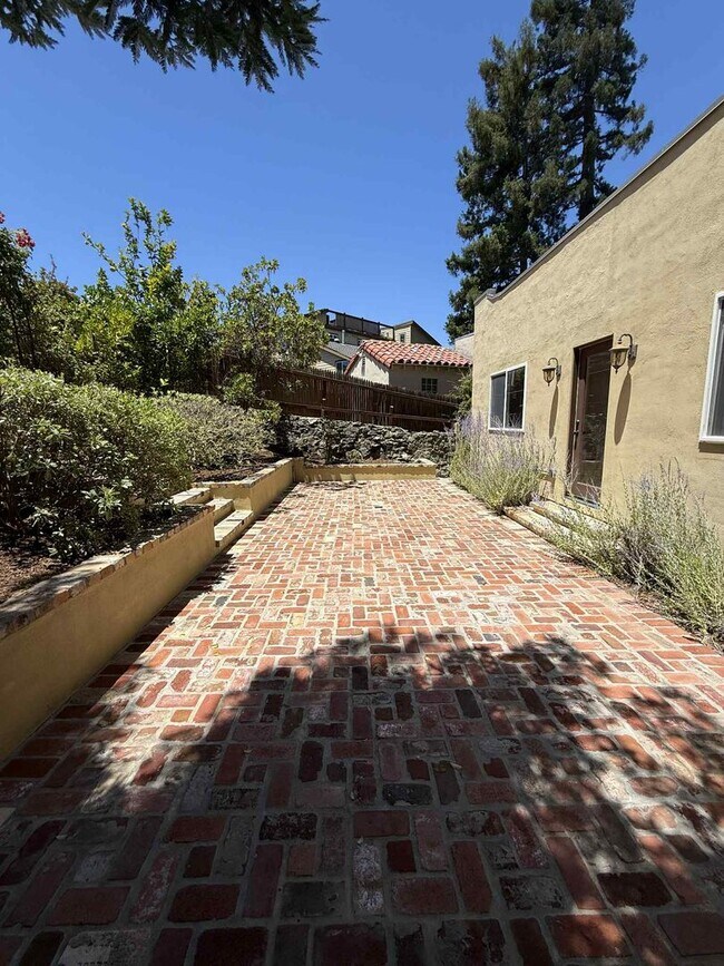 Building Photo - Redwood City Hillside Retreat – 4BR, 3BA w...
