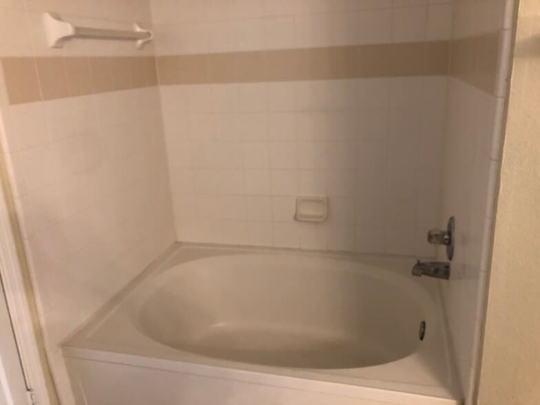 Building Photo - 2801 Chancellorsville Dr